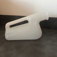 Conteneur pour prélevement urinaire (Pistolet pour homme)plastique en polyéthylène (PP) blanc capacité 1.5 L