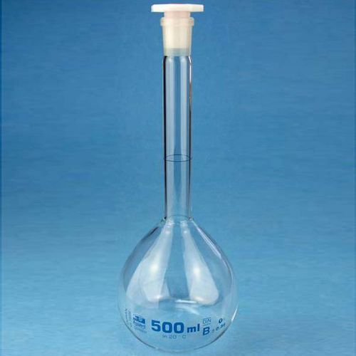 Fiole jaugée en verre borosilicaté 3.3, avec col rodé, DIN 12664, avec bouchon en polyéthylène (PP)